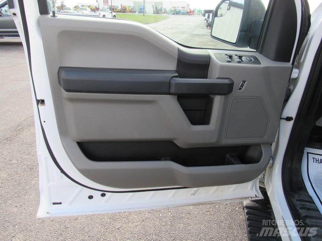 Ford F-150 Vieglais kravas automobilis/izkraušana no sāniem