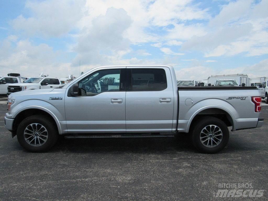 Ford F-150 Vieglais kravas automobilis/izkraušana no sāniem