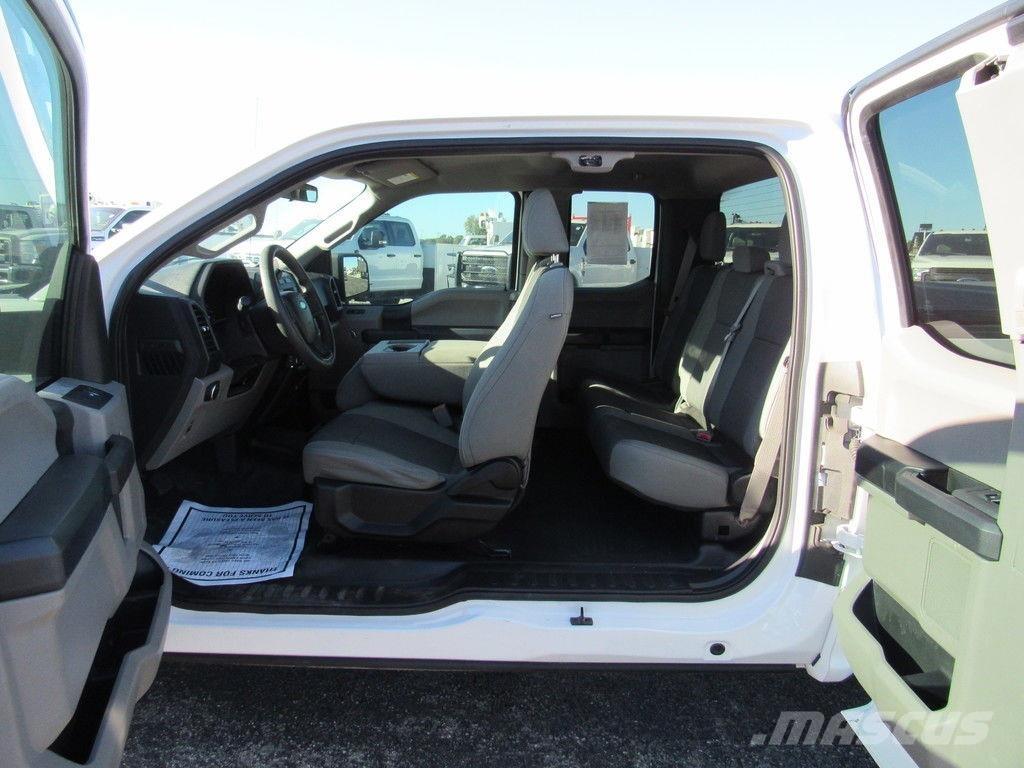 Ford F-150 Vieglais kravas automobilis/izkraušana no sāniem