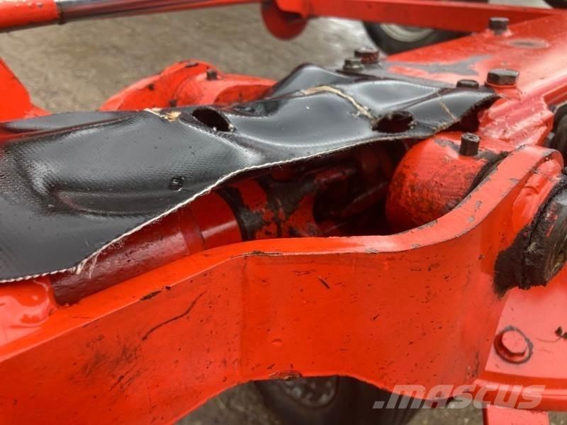Kuhn GF 8702 T Grābekļi un siena ārdītāji