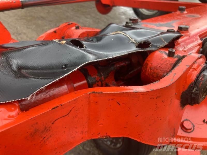 Kuhn GF8702T Grābekļi un siena ārdītāji