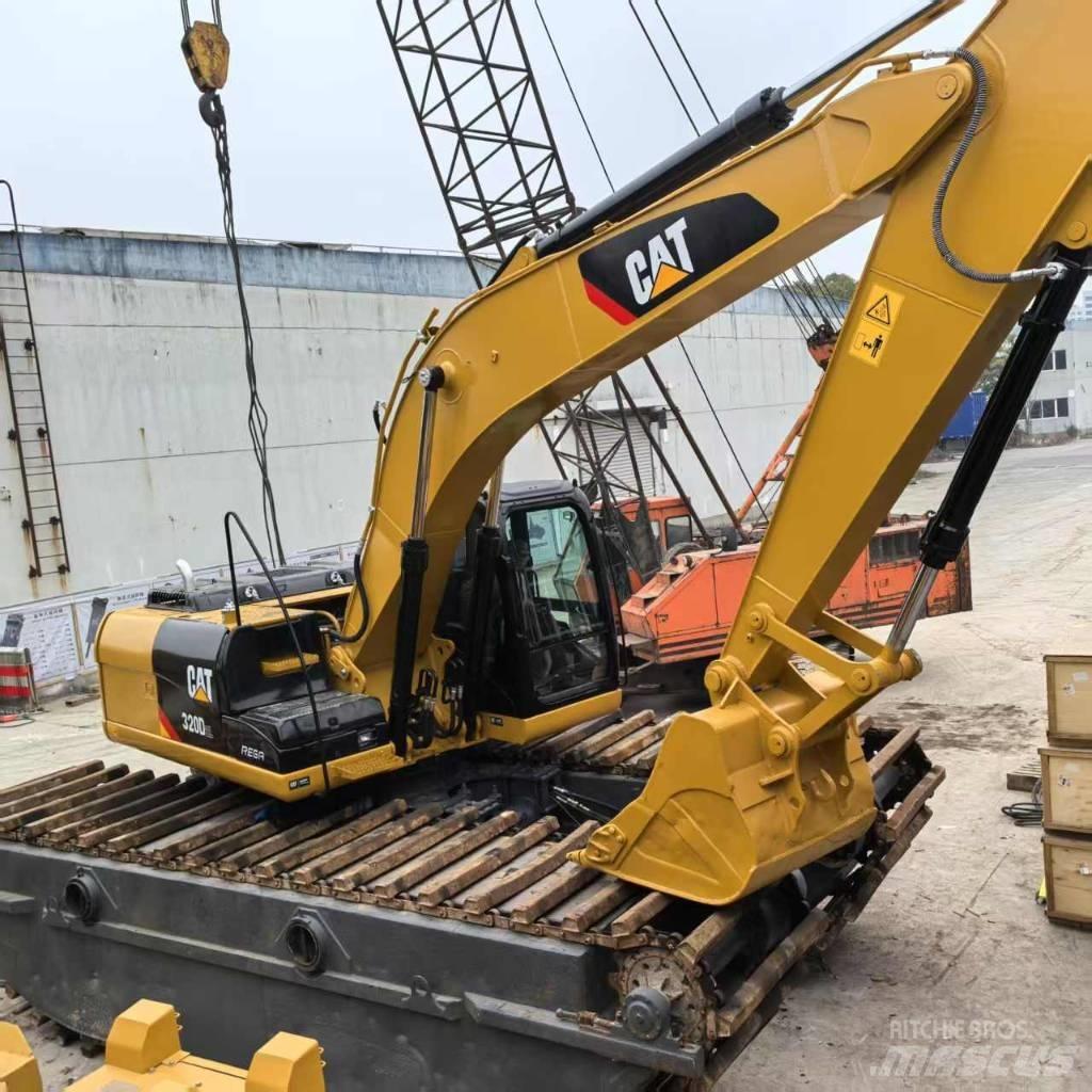 CAT 320 D Amfībijas tipa ekskavatori
