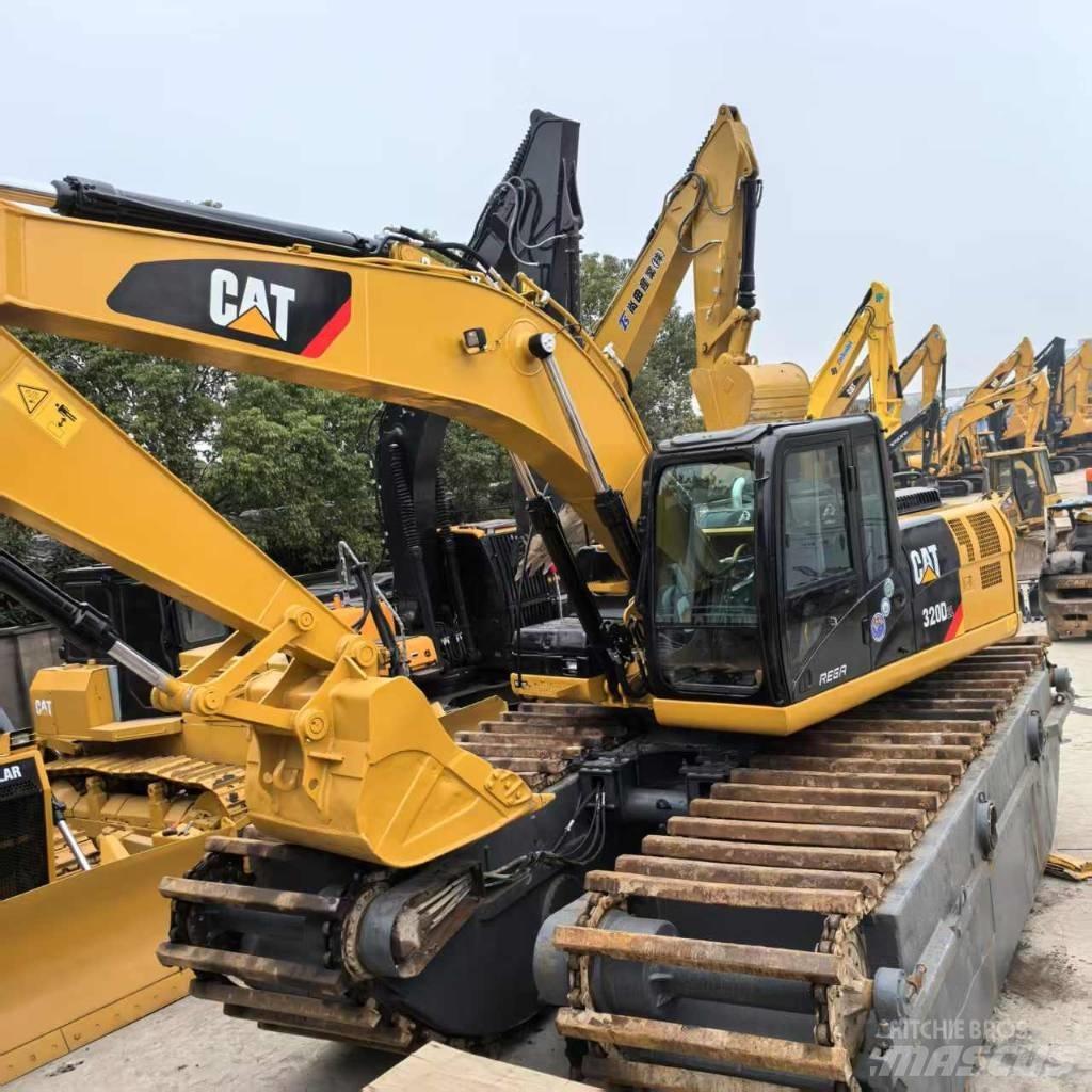 CAT 320 D Amfībijas tipa ekskavatori