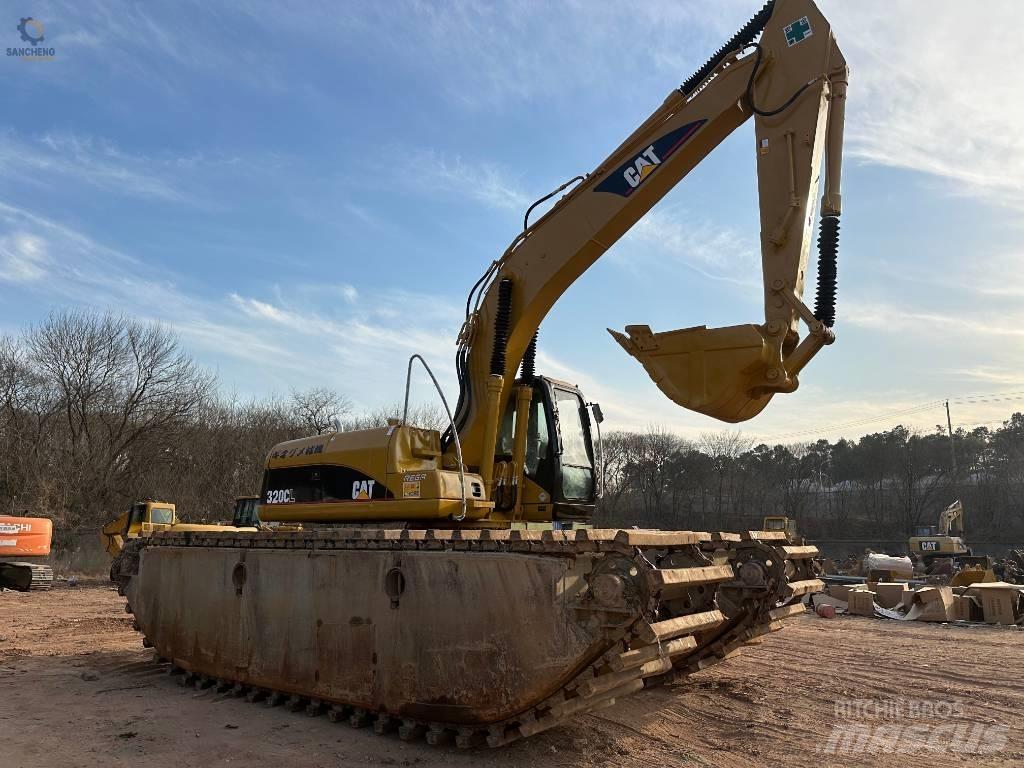 CAT 320 C L Amfībijas tipa ekskavatori