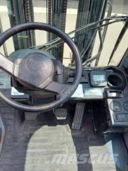 Toyota 02-8 FDF 25 Tehnika ar dīzeļa dzinēju