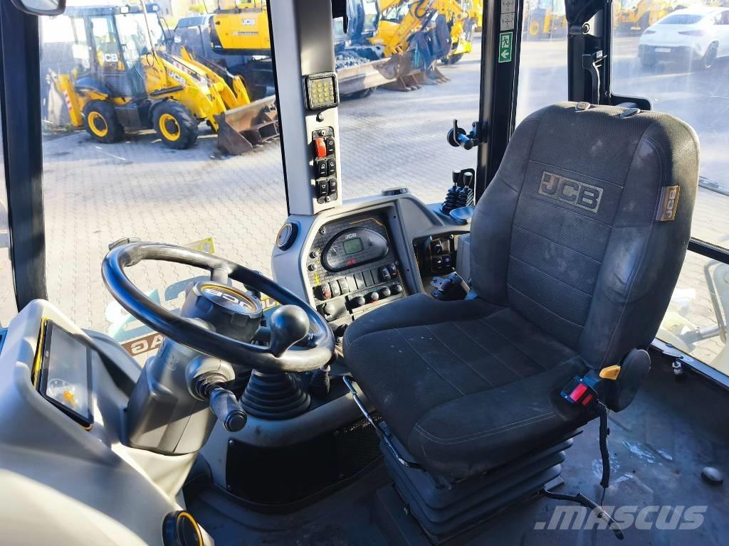 JCB 3CX Compact Ekskavatori-iekrāvēji