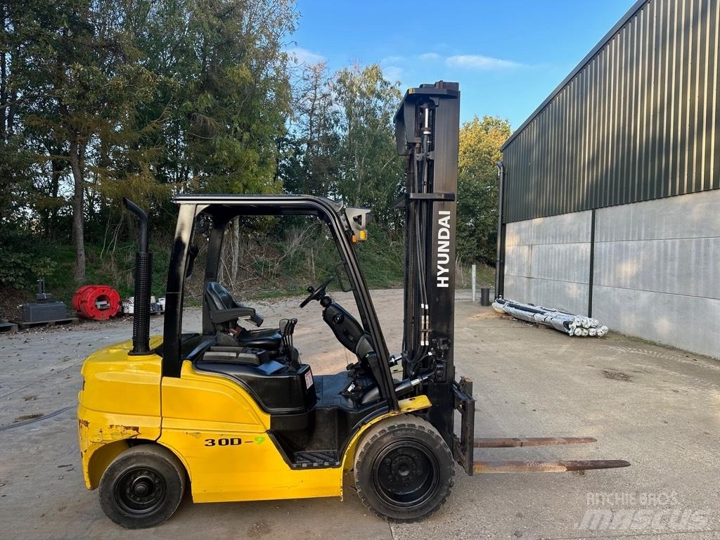 Hyundai 30 D-9 Tehnika ar dīzeļa dzinēju