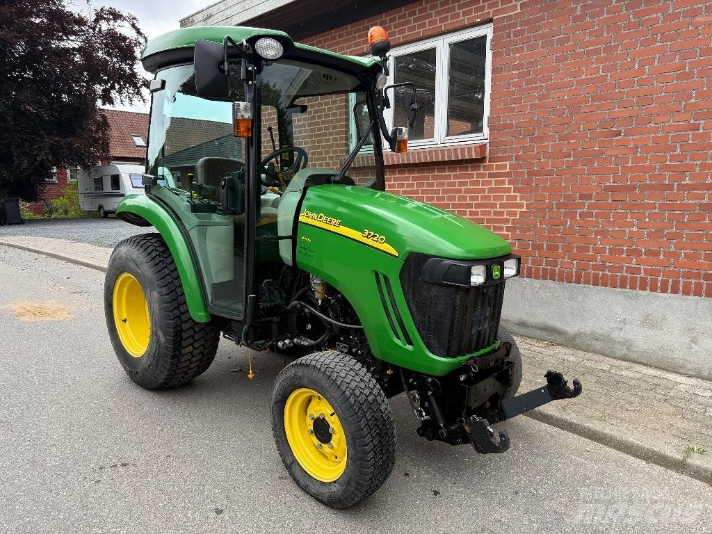 John Deere 3720 Kompaktie traktori