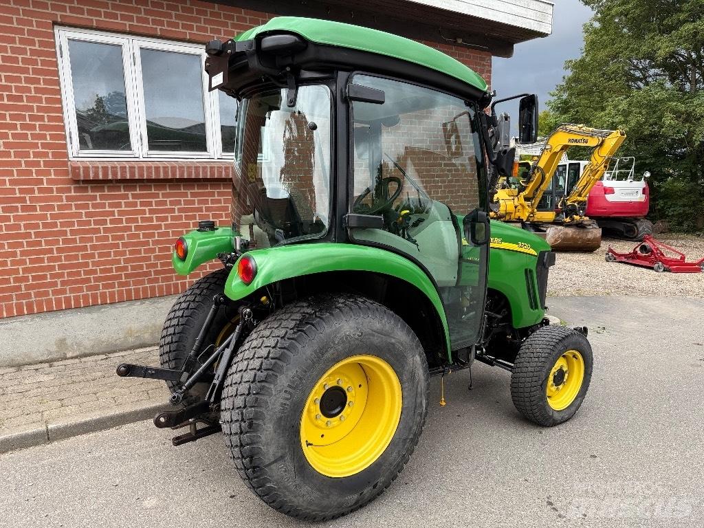 John Deere 3720 Kompaktie traktori