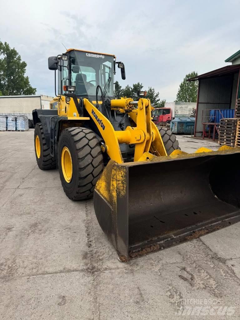 Komatsu WA250 Iekrāvēji uz riteņiem