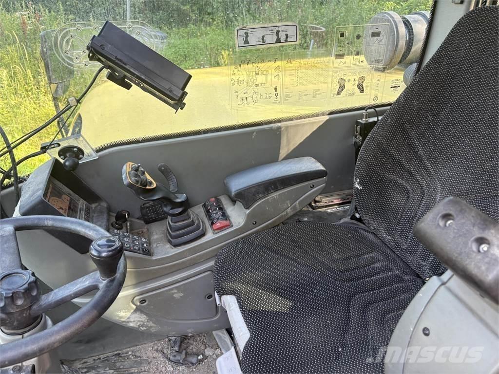 Yanmar B110W Ekskavatori uz riteņiem