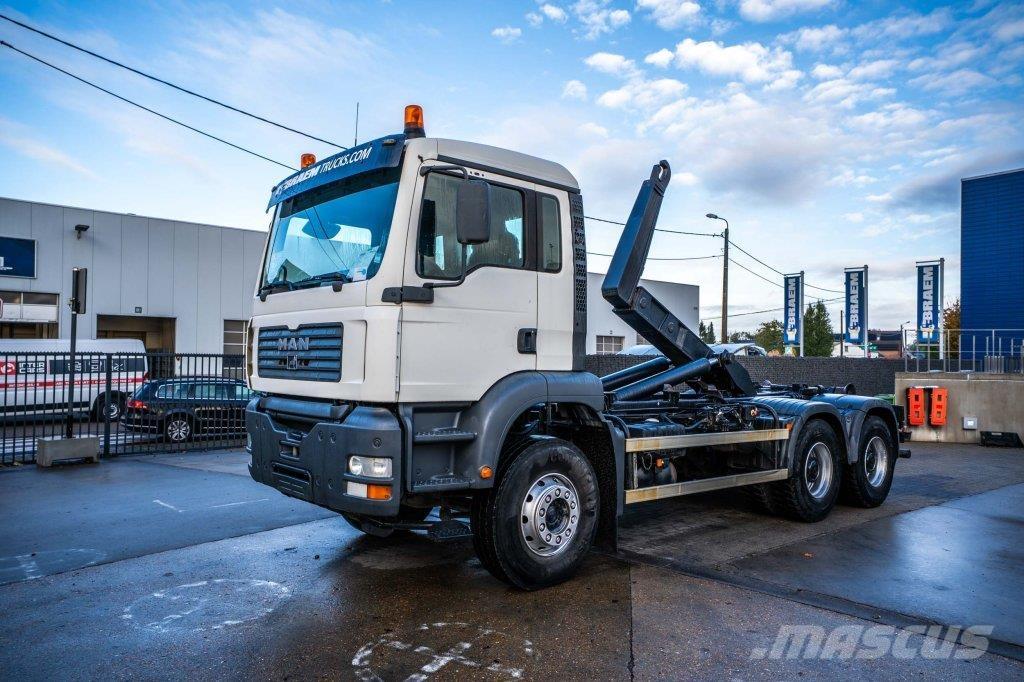 MAN TGA 33.360 BB Treileri ar āķi