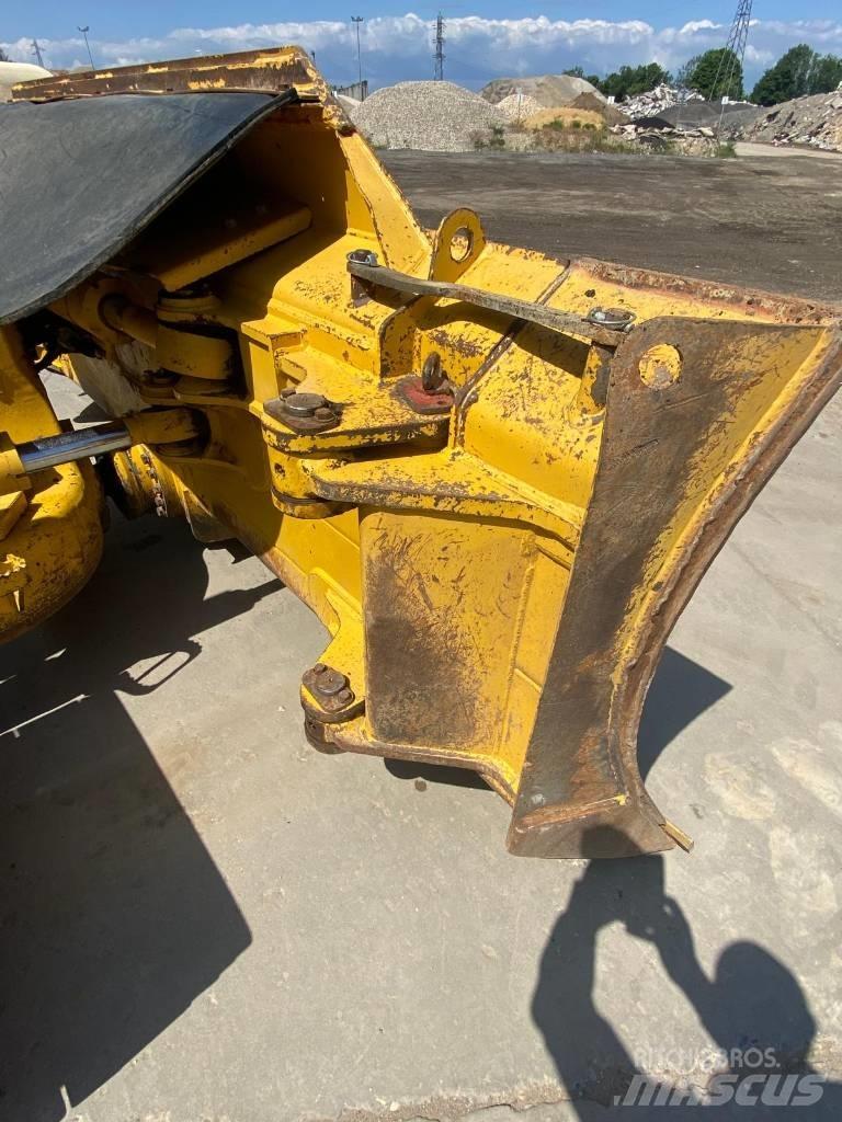 Komatsu D61PX24 Kāpurķēžu buldozeri
