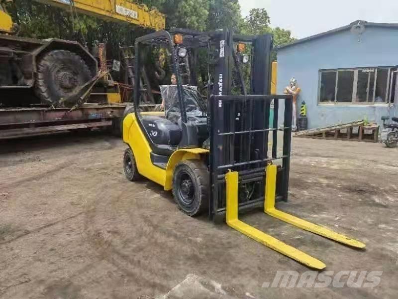 Komatsu 3 Ton Tehnika ar dīzeļa dzinēju