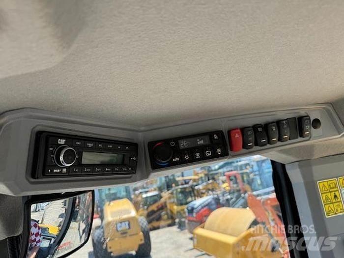 CAT 908 Iekrāvēji uz riteņiem