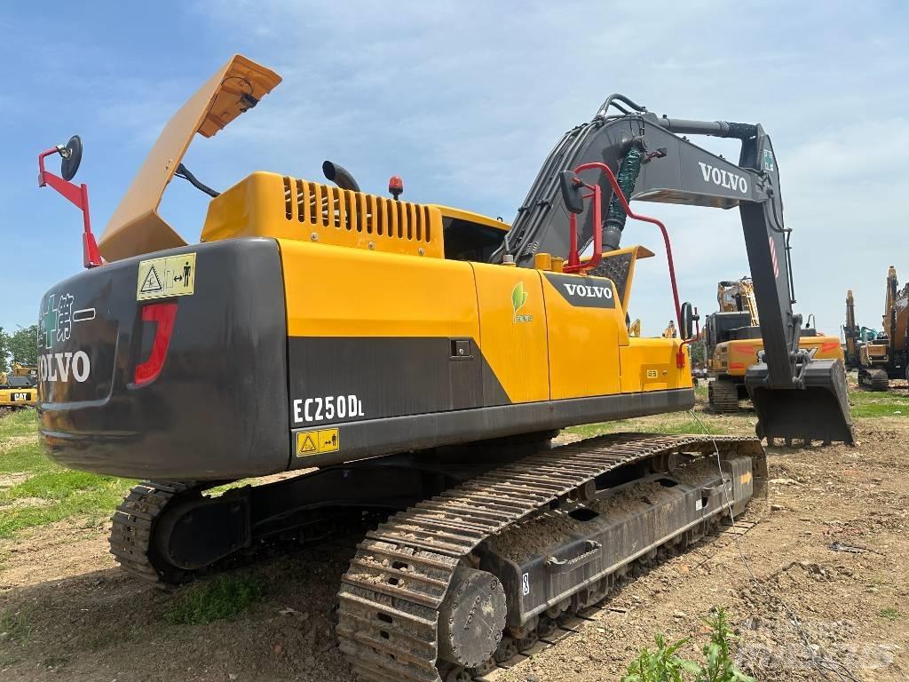 Volvo EC250D Kāpurķēžu ekskavatori