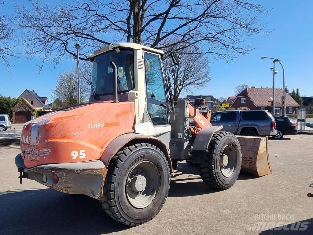 Atlas AR 95 Iekrāvēji uz riteņiem