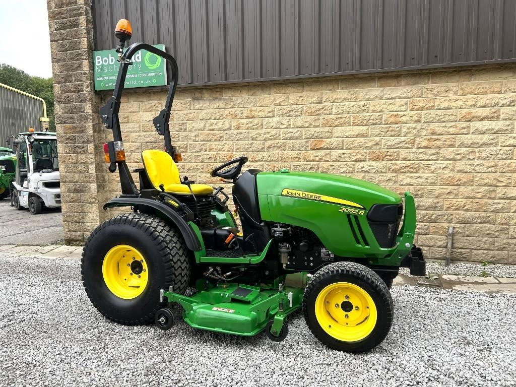 John Deere 2032R Kompaktie traktori