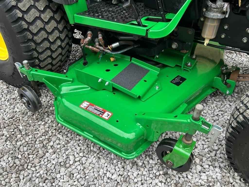 John Deere 2032R Kompaktie traktori