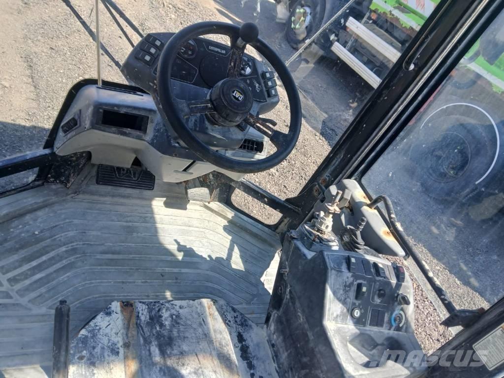 CAT 906 Kabīnes un interjers