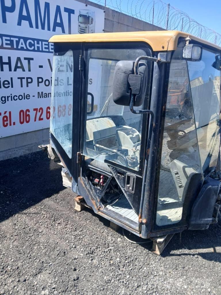 CAT 906 Kabīnes un interjers