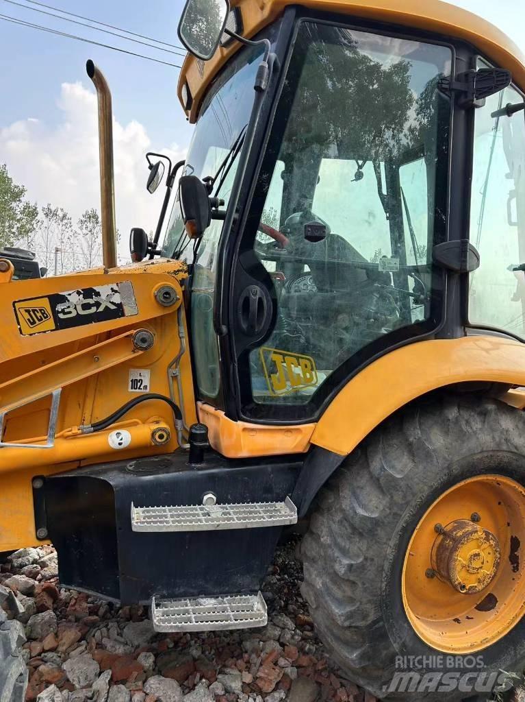 JCB 3 CX Ekskavatori-iekrāvēji