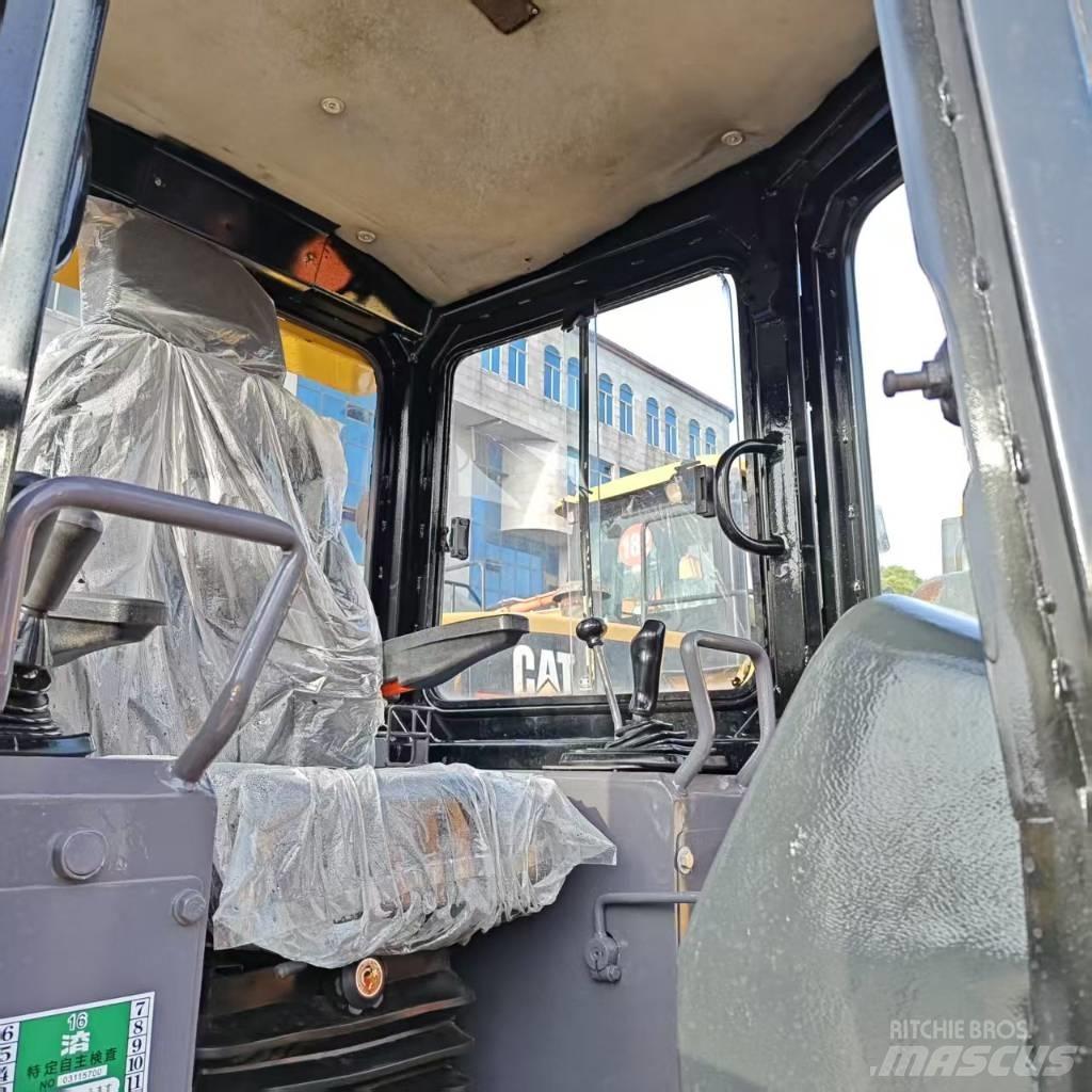 CAT D 5 K Kāpurķēžu buldozeri