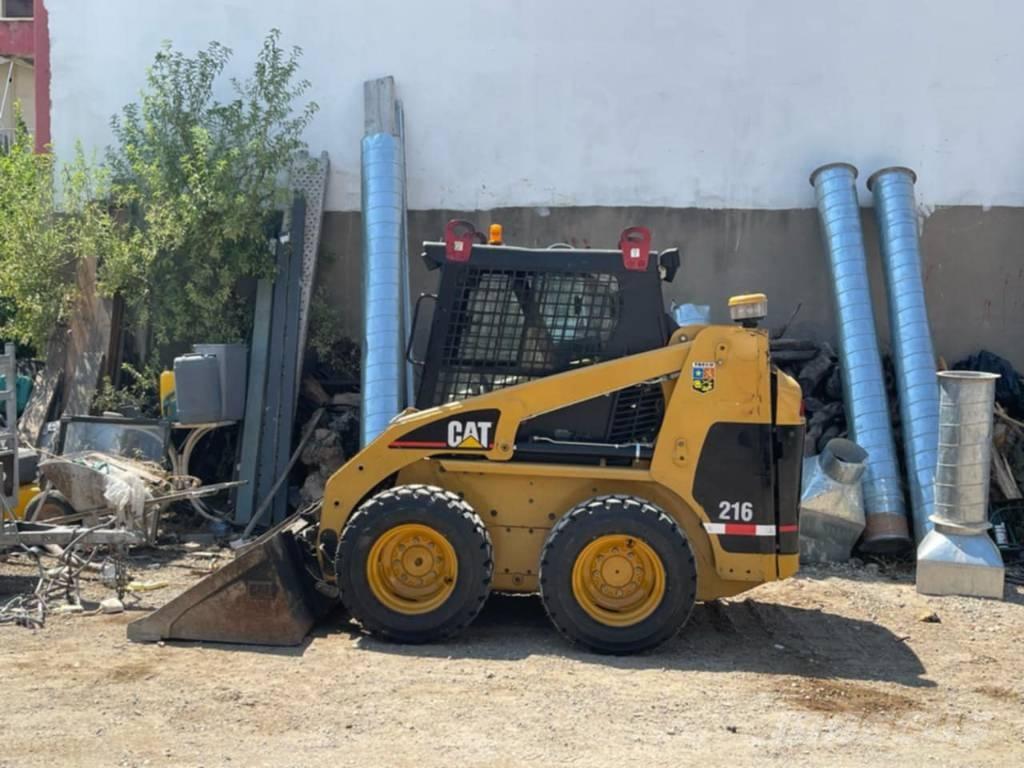 CAT 216 Lietoti riteņu kompaktiekrāvēji