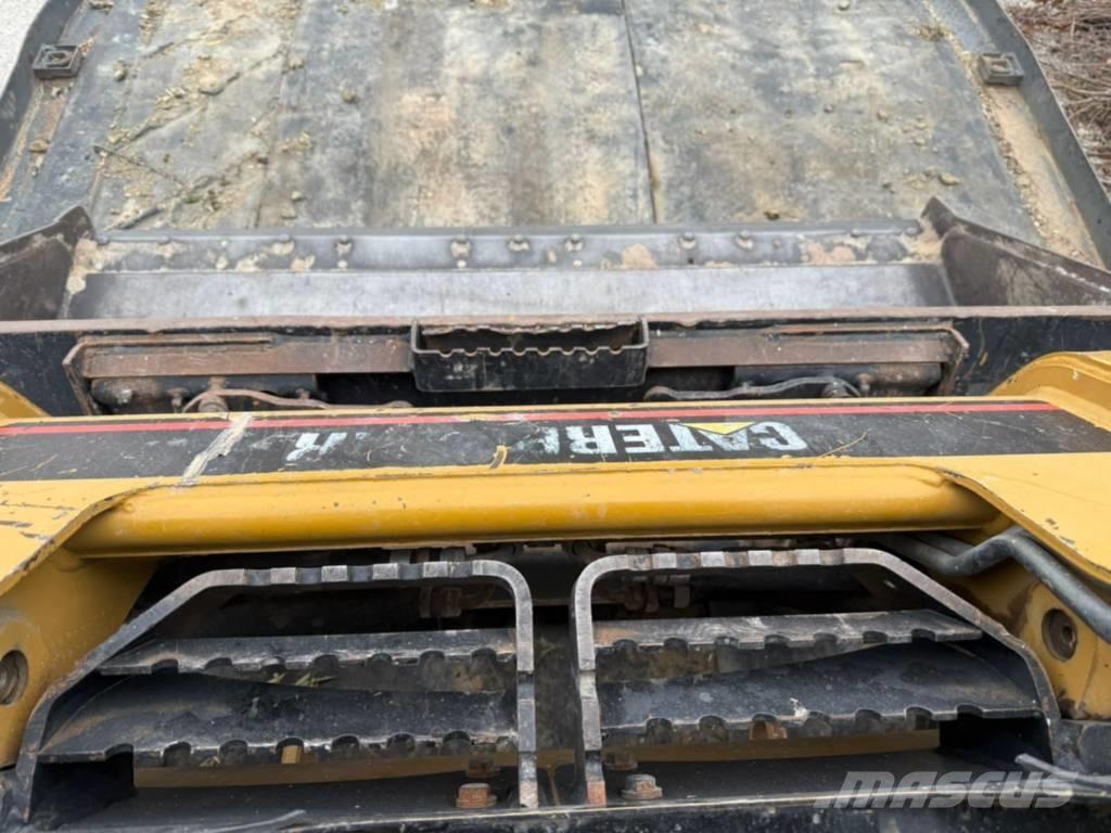 CAT 216 Lietoti riteņu kompaktiekrāvēji