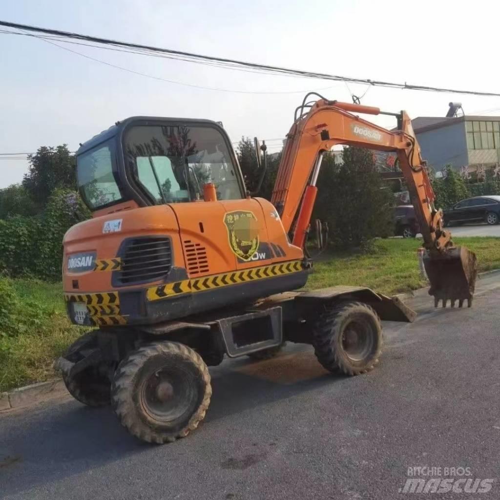 Doosan DX60W Ekskavatori uz riteņiem