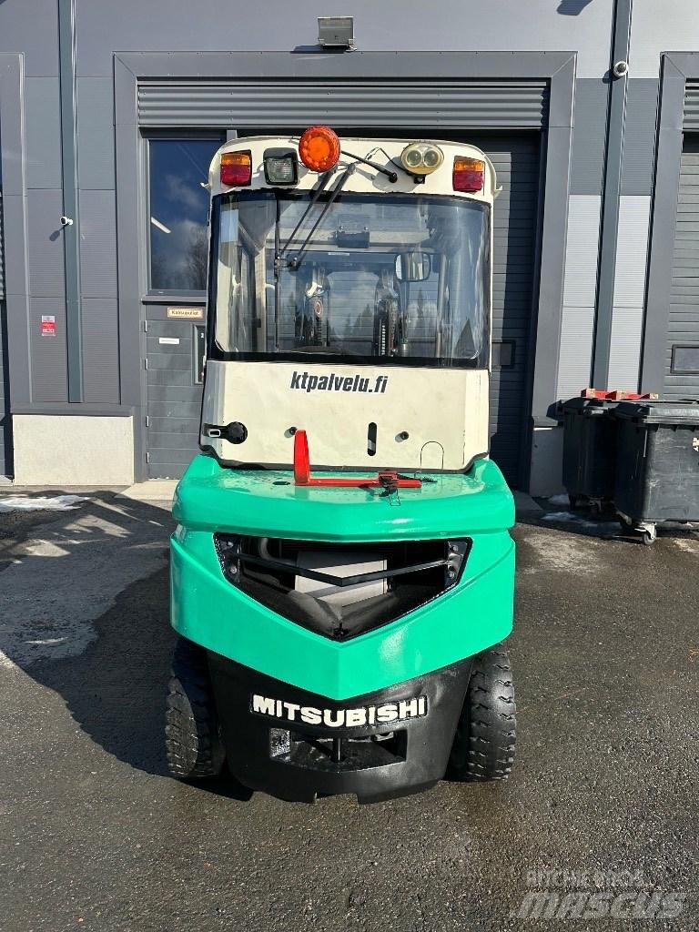 Mitsubishi FD25N Tehnika ar dīzeļa dzinēju
