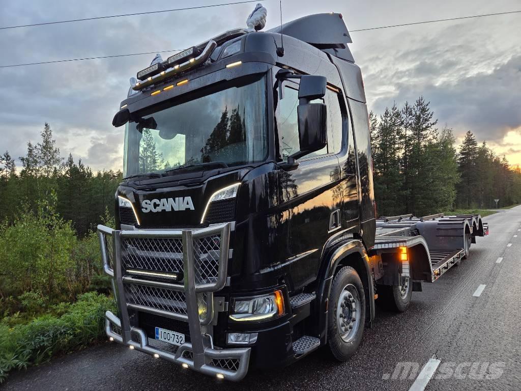 Scania R 450 Treileri meža tehnikas transportēšanai
