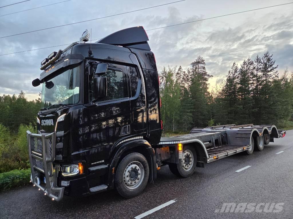 Scania R 450 Treileri meža tehnikas transportēšanai