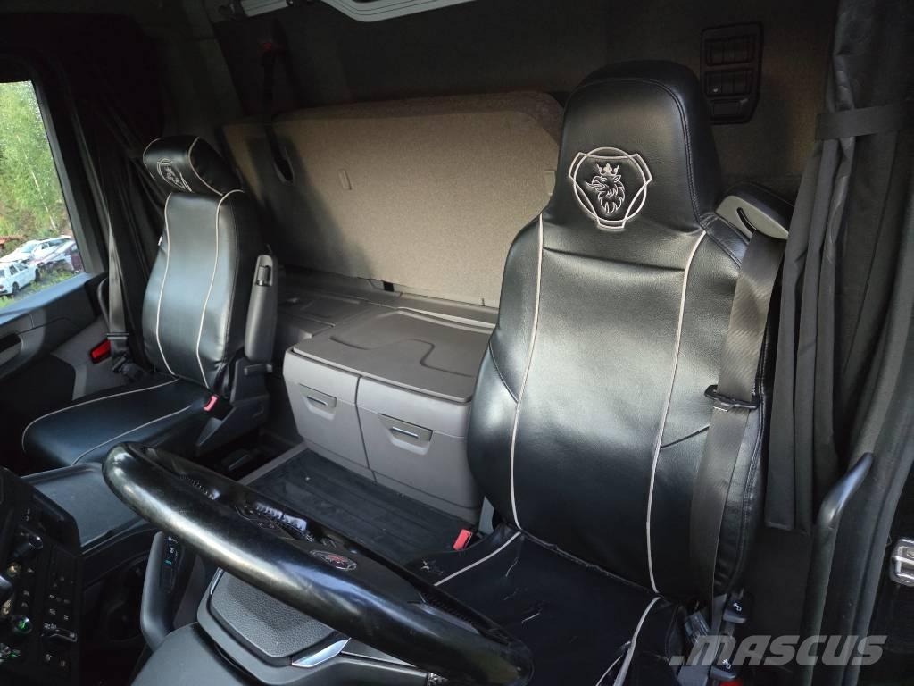 Scania R 450 Treileri meža tehnikas transportēšanai