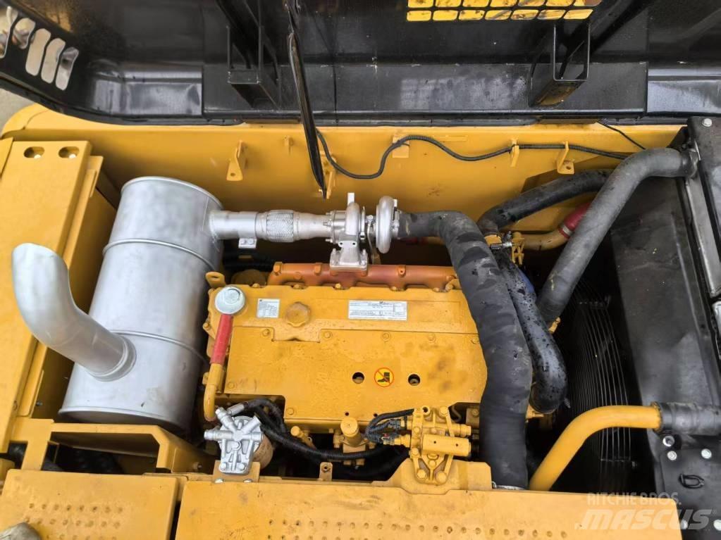 CAT 320D2 Vidēja lieluma ekskavatori 7 t - 12 t