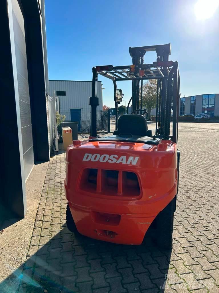 Doosan D50C-5 Tehnika ar dīzeļa dzinēju