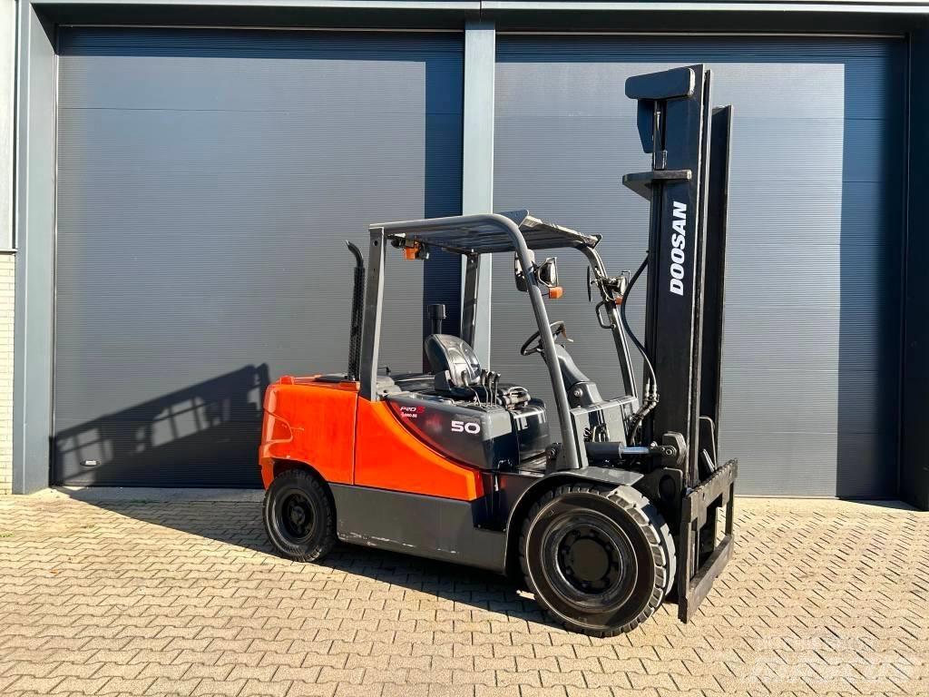 Doosan D50C-5 Tehnika ar dīzeļa dzinēju