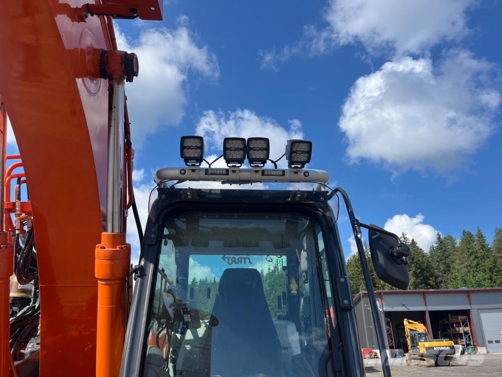 Hitachi ZX 135 US-6 Kāpurķēžu ekskavatori