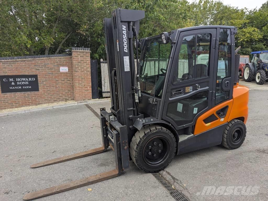 Doosan D 35 C-9 Tehnika ar dīzeļa dzinēju
