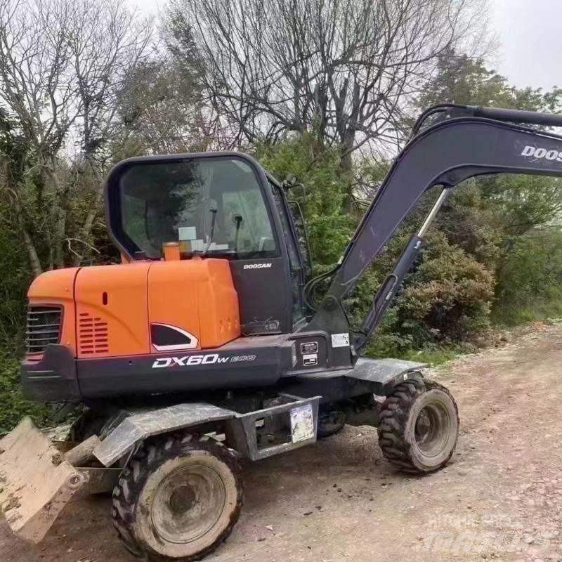 Doosan dx60w Ekskavatori uz riteņiem
