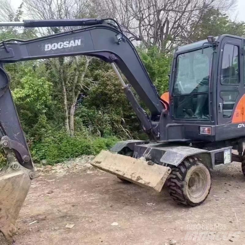 Doosan dx60w Ekskavatori uz riteņiem