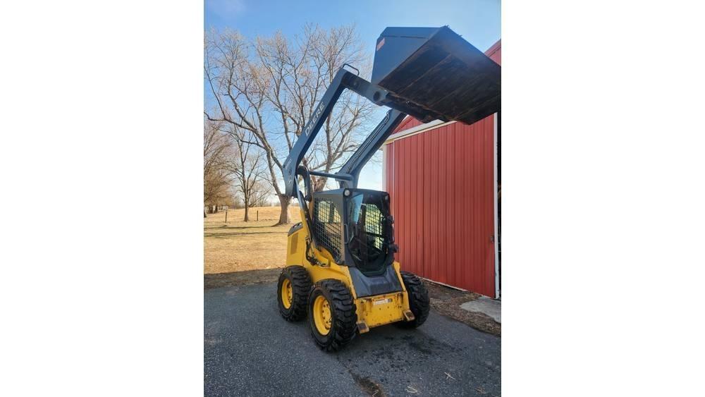 John Deere 318 D Lietoti riteņu kompaktiekrāvēji