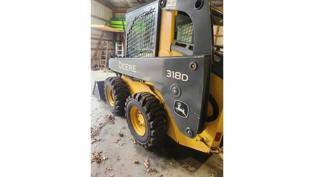 John Deere 318 D Lietoti riteņu kompaktiekrāvēji