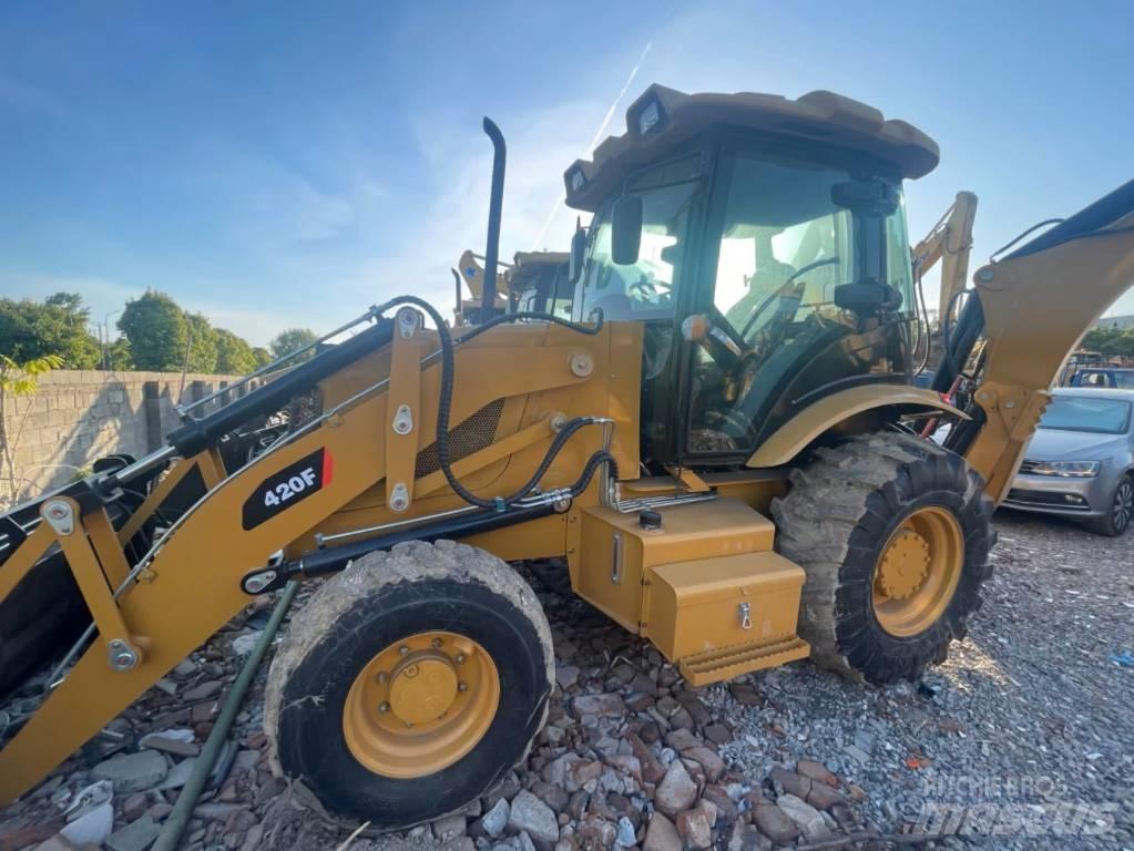 CAT 420f Ekskavatori-iekrāvēji