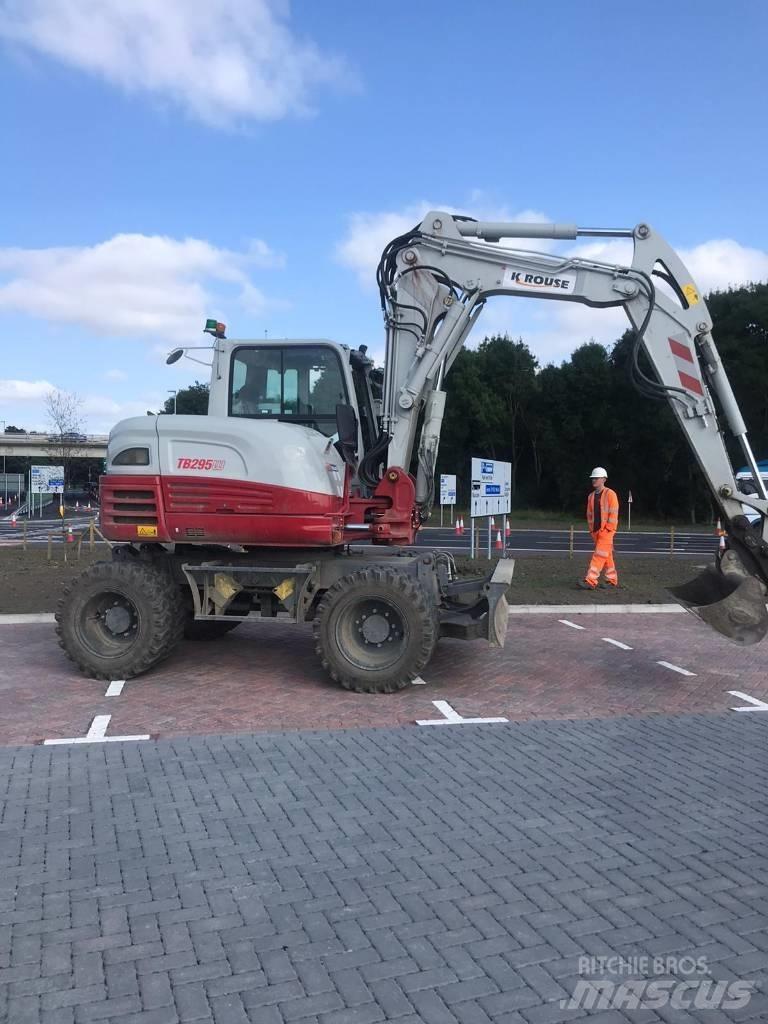 Takeuchi TB295W Ekskavatori uz riteņiem