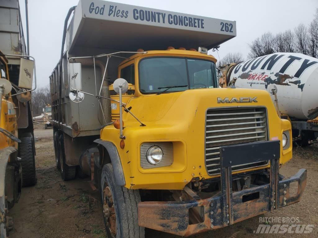 Mack DM690SX Pašizgāzējs