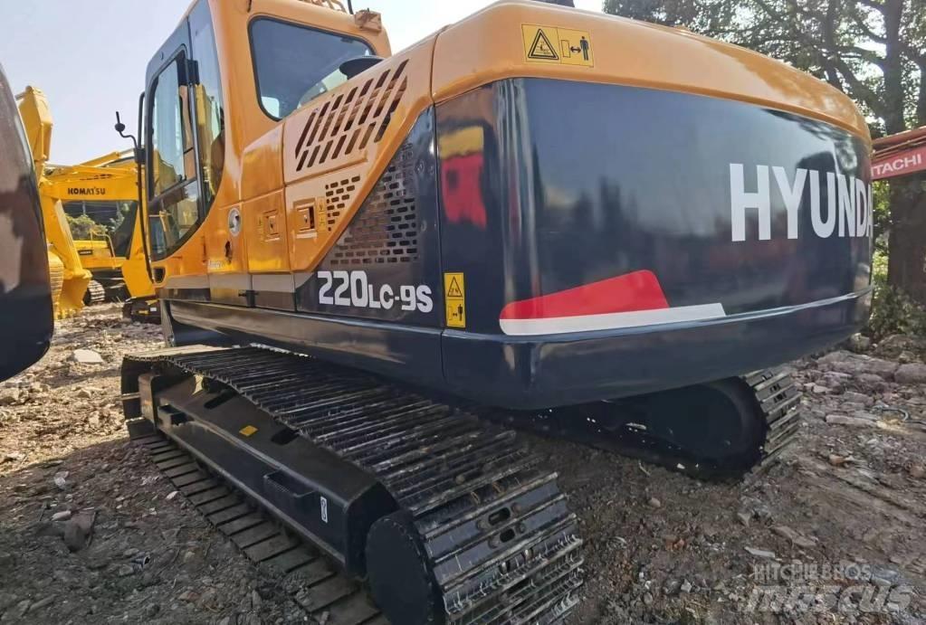 Hyundai R220LC-9S Ekskavatori uz riteņiem