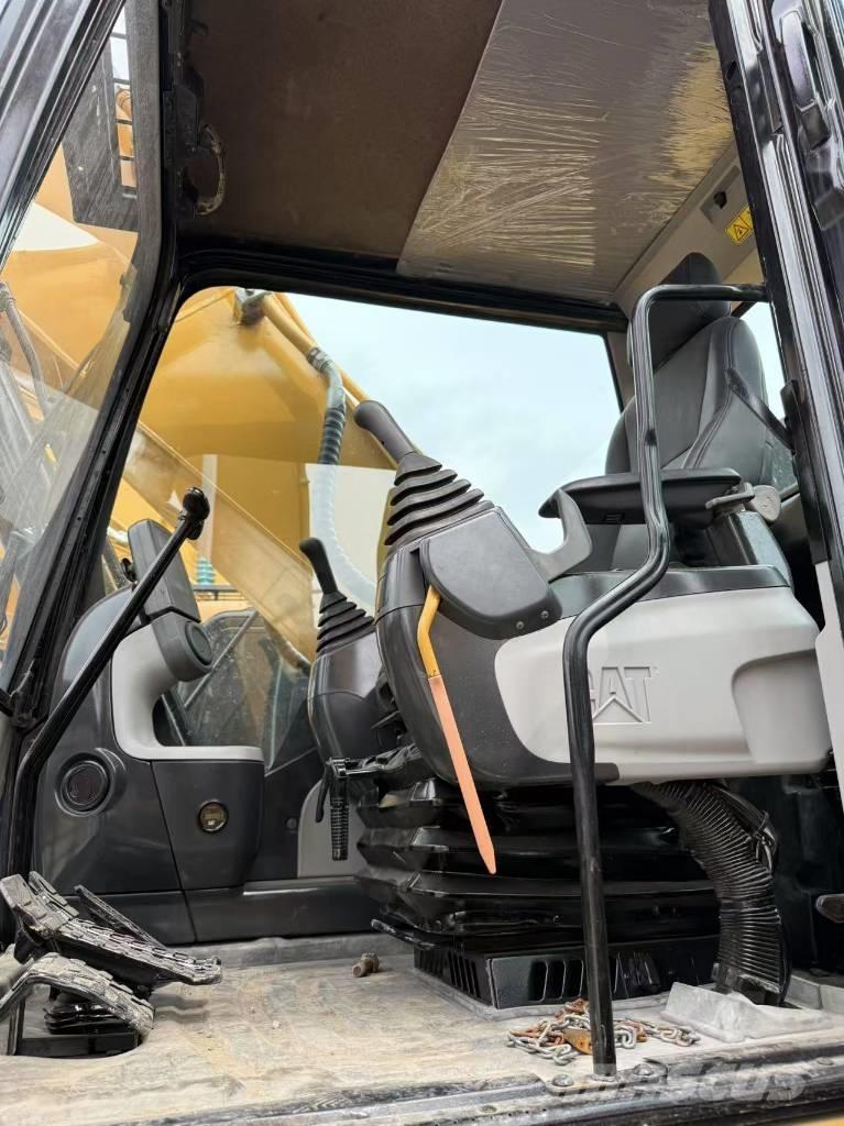CAT 330 D L Kāpurķēžu ekskavatori