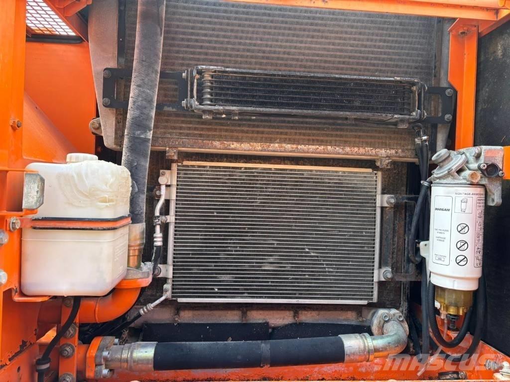 Doosan DX 300 LC Kāpurķēžu ekskavatori