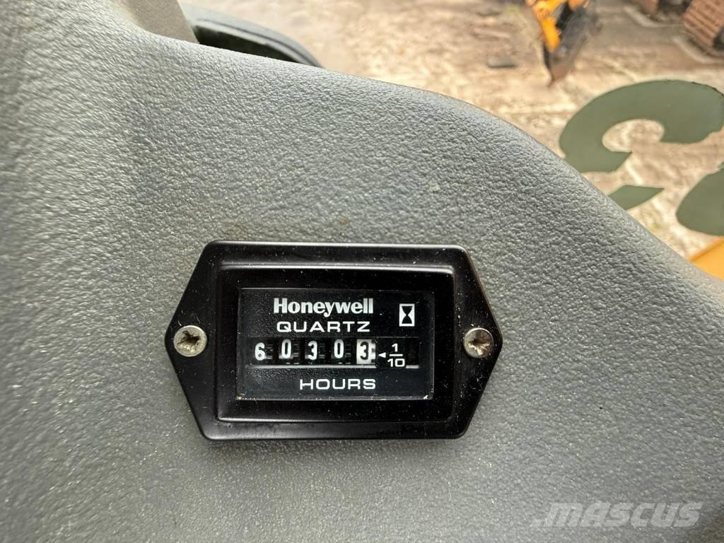 Komatsu WB 93 S-5 Ekskavatori-iekrāvēji
